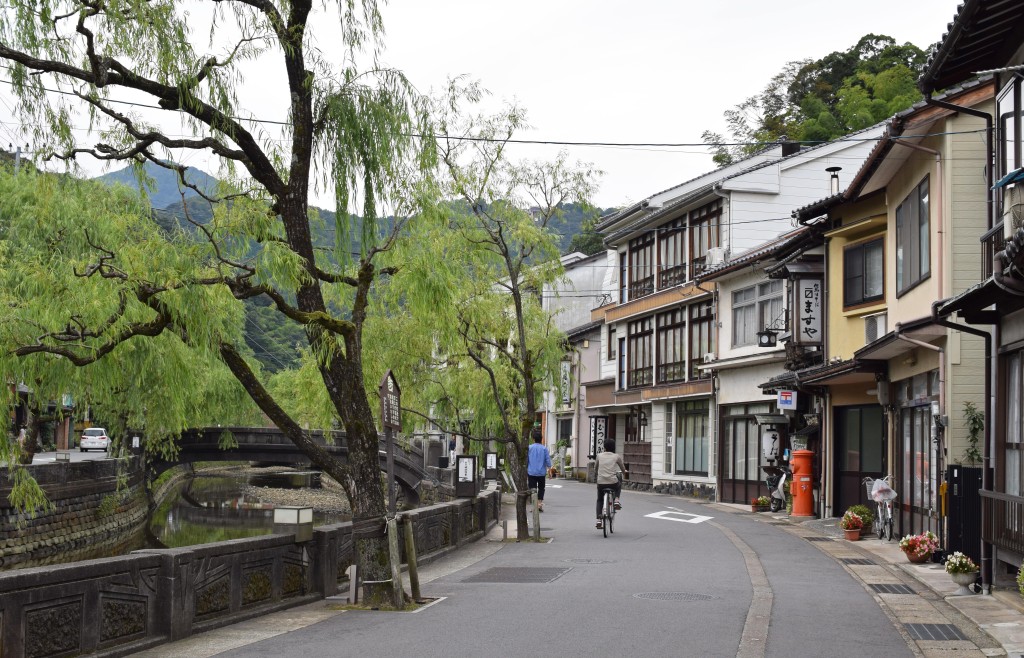 kinosaki street by river
